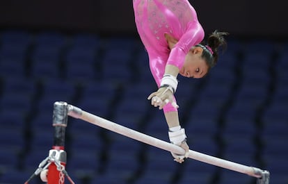 La gimnasta estadounidense, Kyla Ross, practica en las barras paralelas.