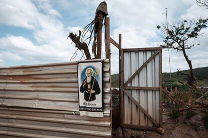 Sin embargo, la tragedia está lejos de terminar, pues "todavía continúa derramándose vertido tóxico (procedente de los diques rotos) después de un año" a la cuenca del río Doce, según denuncia a Efe Senisi Rocha, secretario adjunto del Comité de la Cuenca Hidrográfica del Río Doce, una organización de la sociedad civil.