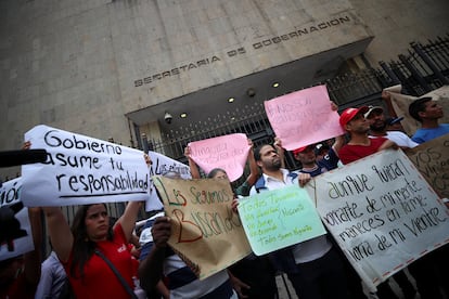 Cientos de personas se han manifestado este miércoles en diferentes ciudades del país para protestar en contra de las autoridades migratorias mexicanas tras el incendio en el que murieron 39 migrantes en Ciudad Juárez. En la imagen, manifestantes afuera de la sede de la secretaría de Gobernación en Ciudad de México. 