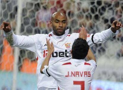 Kanouté y Navas celebran el gol del Sevilla.