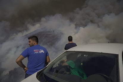 La guerra contra el fuego en Galicia intenta proteger O Courel: “Como en la dana, el pueblo salva al pueblo”