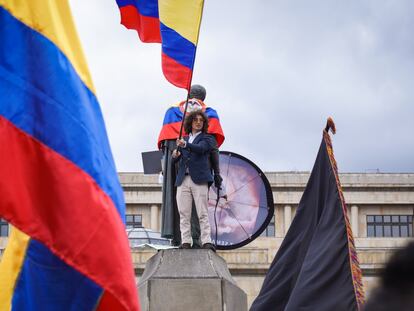 Un manifestante sobre la estatua de Simón Bolívar, durante la manifestación en la Plaza de Bolívar, el 15 de febrero en Bogotá (Colombia).
