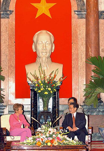 María Teresa Fernández de la Vega y el presidente de Vietnam, Tran Duc Luong.