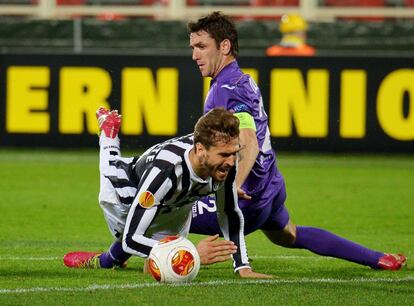 Gonzalo Rodriguez trata de arrebatar la pelota a Fernando Torres Llorente durante el partido. 