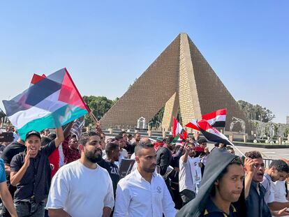 Protesta en El Cairo a favor de Palestina y en contra del desplazamiento de gazatíes a la península egipcia del Sinaí por la guerra entre Hamás e Israel, el viernes 20 de octubre.