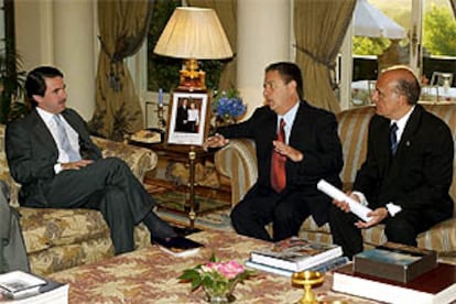 Duhalde, durante su reunión con Aznar en La Moncloa, en la que también ha participado el ministro argentino de Exteriores.