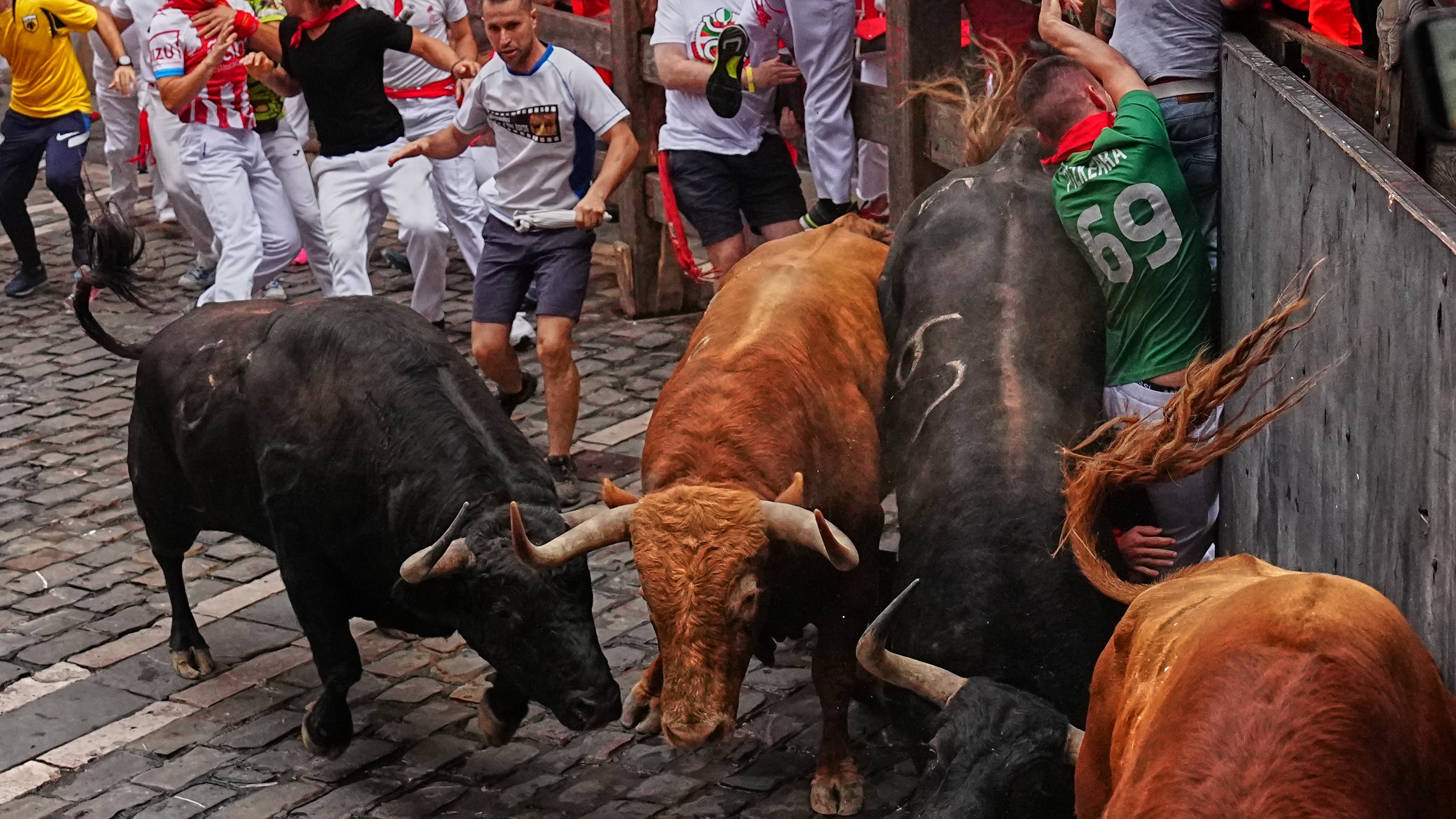 Los atléticos toros gaditanos de Álvaro Núñez protagonizan un emocionante cuarto encierro de San Fermín con nueve contusionados