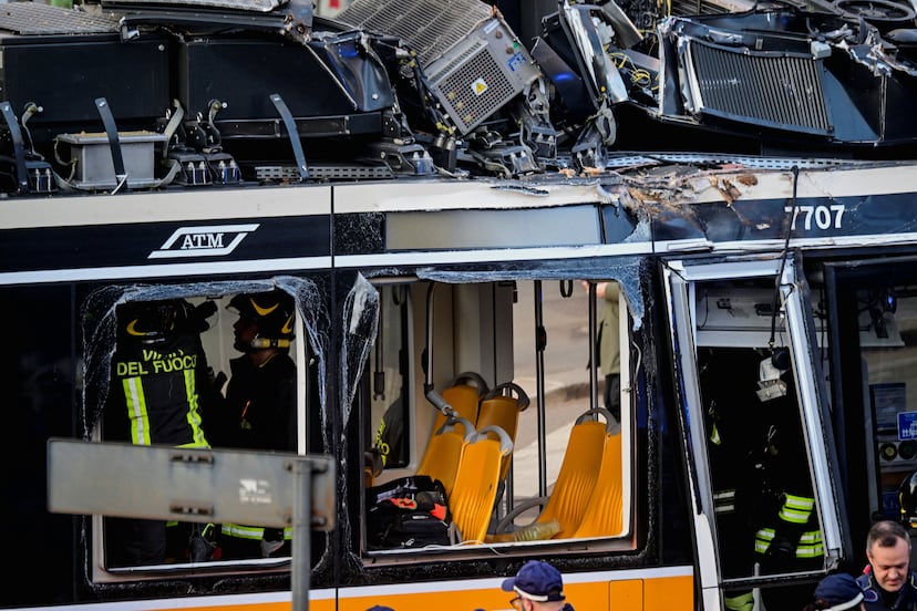 Al menos dos muertos y 40 heridos al descarrilar un tranvía en Milán ...