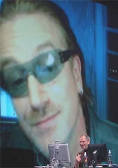 El presidente de Apple, Steve Jobs, charla mediante videoconferencia con el carismático líder de U2, Bono.