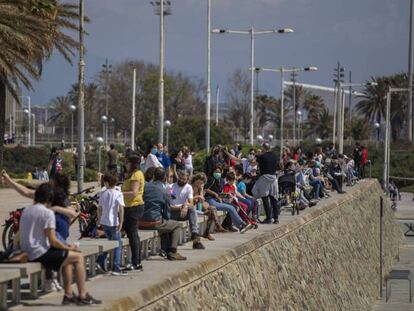 La fotografia, que mostra famílies davant la platja de Barcelona el 26 d'abril, va ser qüestionada a les xarxes socials.