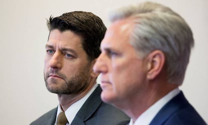 El presidente de la Cámara de Representantes, Paul Ryan, y el portavoz republicano, Kevin McCarthy (en primer plano), este jueves en Washington.