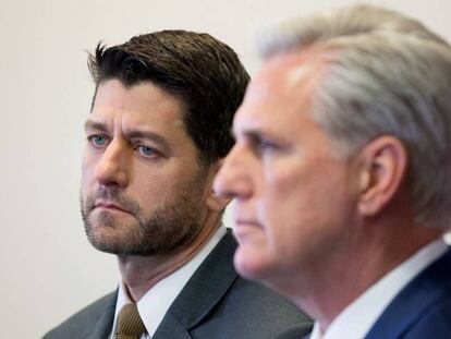 El presidente de la Cámara de Representantes, Paul Ryan, y el portavoz republicano, Kevin McCarthy (en primer plano), este jueves en Washington.