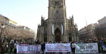 Una manifestación de la Asociación SOS Bebés Robados Euskadi, el pasado 3 de marzo en San Sebastián