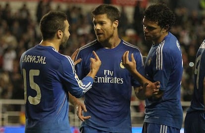 Carvajal, Xabi Alonso y Pepe, durante el partido del Real Madrid contra el Rayo