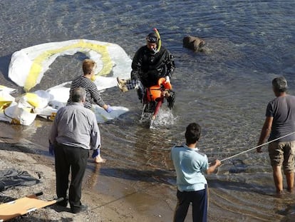 Un guardacostas traslada el cadáver de un niño tras el naufragio.