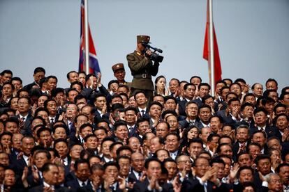 Um soldado filma ao público no desfile deste sábado em Pyongyang.