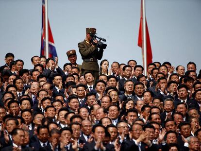 Um soldado filma ao público no desfile deste sábado em Pyongyang.