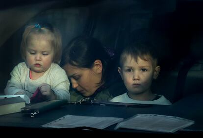  Una madre ucrania esperaba dentro de su coche con sus dos hijos en el paso fronterizo de Dorohusk, soportando una cola de decenas de kilómetros para llegar a Polonia, el 25 de febrero, un día depués de la invasión rusa.
