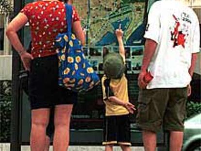 Una familia de turistas observaba ayer un plano de Málaga.