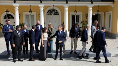 Alberto Núñez Feijóo, presidente del Partido Popular,  junto a los 14 barones autonómicos de su formación, en el palacete de los Duques de Pastrana, en Madrid.