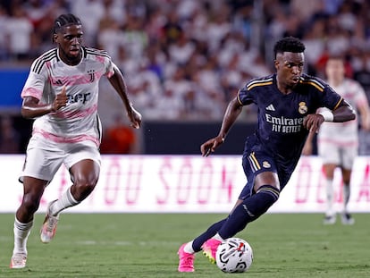 Vinicius se lleva la pelota en el partido del Real Madrid contra la Juventus en Orlando.