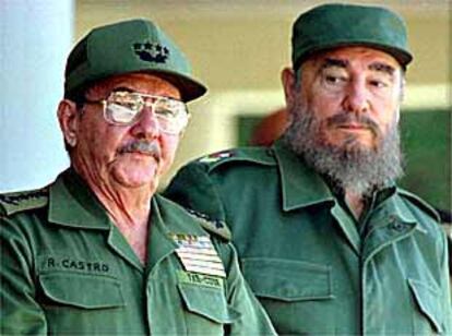 El presidente cubano, Fidel Castro (derecha), junto a su hermano y sucesor, Raúl (izquierda), el jueves.