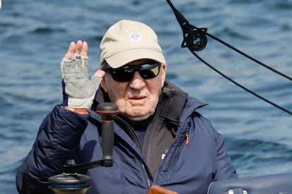 El rey Juan Carlos I en su retorno al Club Náutico de Sanxenxo.