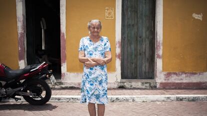 Dona Iraíris dos Santos Silva, 83, conta que veio do município de Pão de Açúcar, a 200 quilômetros de Piaçabuçu, para trabalhar em uma plantação de arroz. Hoje a plantação não existe mais. A água salgada usada na irrigação matou diversas espécies de vegetação. 