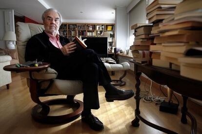 Manuel Gutiérrez Aragón, retratado esta semana en su casa de Madrid.