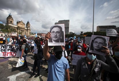 La gente participa en una protesta en apoyo de Juan Francisco Sandoval, quien fue destituido por el Fiscal General de Guatemala como jefe de la Fiscalía Especial Contra la Impunidad.