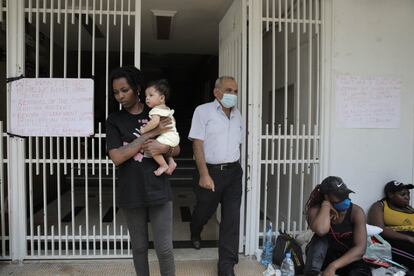 Mary, una trabajadora migrante de Kenia que ha vivido en el Líbano durante seis años y tiene dos hijos en Kenia, sostiene a su bebé de tres meses durante la sentada para exigir su repatriación frente al consulado de su país en Beirut.