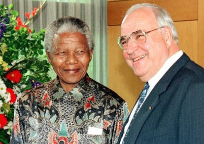 El ex canciller alemán Helmut Kohl y el ex presidente de Suráfrica, Nelson Mandela, juntos y sonrientes en Bonn (Alemania) el 22 de mayo de 1996.