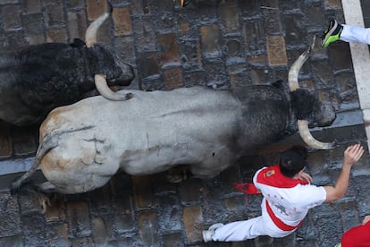 Un mozo se zafa de uno de los toros de José Escolar.