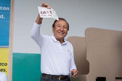 Rodolfo Hernández muestra su tarjetón marcado en un centro de votación en Bucaramanga, Colombia.