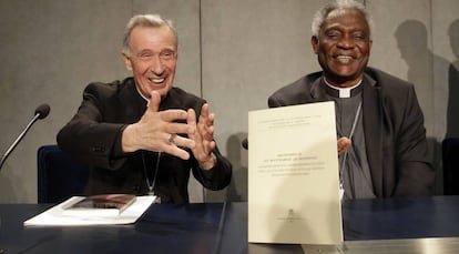 Luis Francisco Ladaria, prefecto de la Congregación para la Doctrina de la Fe (izquierda), junto al cardenal Peter Kodwo Appiah Turkson, el 17 de  mayo en el Vaticano.