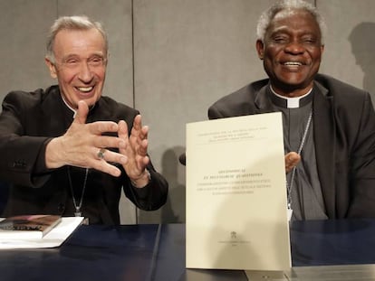 Luis Francisco Ladaria, prefecto de la Congregación para la Doctrina de la Fe (izquierda), junto al cardenal Peter Kodwo Appiah Turkson, el 17 de  mayo en el Vaticano.