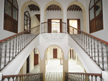 Escalera central de estilo imperial del palacio de los Purullena. |