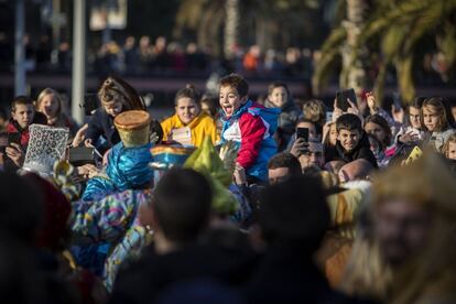 Un nen es mostra eufric amb l'arribada dels Reis d'Orient a la capital catalana.