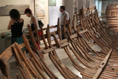 Varias personas visitan la muestra <b><i>Cazadores de Ballenas</i> en el Museo Naval de San Sebastián.</b>
Pablo Carbonell y Eva Isanta.