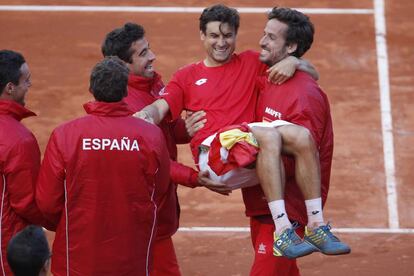 David Ferrer celebra la victoria junto a sus compañeros de la Copa Davis, el 8 de abril de 2018.