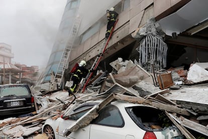 Bombeiros buscam sobreviventes depois do terremoto em Hualien (Taiwan), em 7 de fevereiro de 2018.