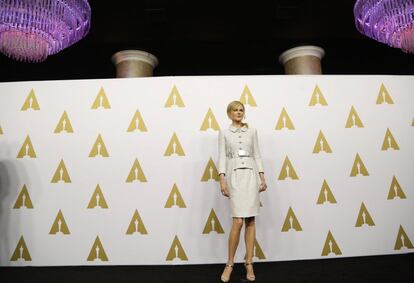 Nicole Kidman en la larga alfombra roja preparada en el hotel Beverly Hilton de Los Ángeles. La actriz ha estado cuatro veces nominada a un Oscar, premio que se llevó en 2002 por su papel en 'Las horas'.