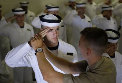Futuros cadetes de la Academia Naval de EE UU aprenden a saludar correctamente durante su primer día de reclutamiento.