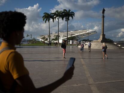 Usuarios con sus teléfonos móviles en una plaza publica de Río De Janeiro.