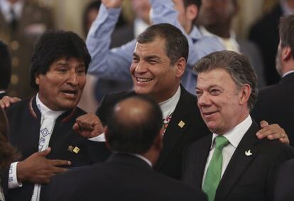 Los presidentes de Bolivia, Evo Morales (i); de Ecuador, Rafael Correa (c), y de Colombia, Juan Manuel Santos (d), asisten al acto de posesión del nuevo presidente argentino, Mauricio Macri, en el Salón Blanco de la Casa Rosada en Buenos Aires (Argentina). 