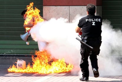Un oficial de policía trata de extinguir el fuego con éxito ya que finalmente no se teme por su vida.