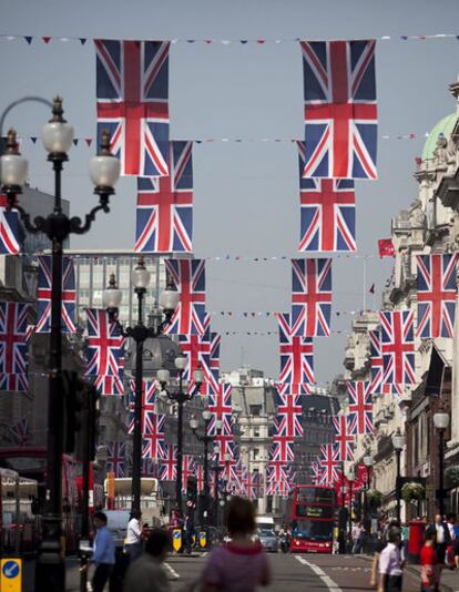 Las calles de la ciudad de Londres se llenan de banderas para celebrar la boda del príncipe Guillermo y su prometida, Catalina Middleton.