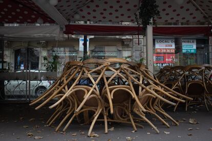 Terraza recogida de un bar cerrado en Barcelona este viernes.