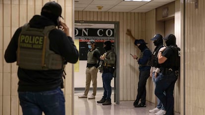 Agentes federales patrullan un tribunal de inmigración en Nueva York, el 9 de junio de 2025.