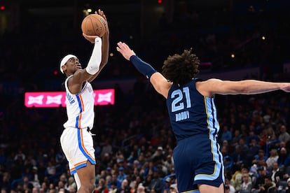 El base de Oklahoma City Thunder, Shai Gilgeous-Alexander, dispara a canasta en el partido de este lunes contra Minnesota. 